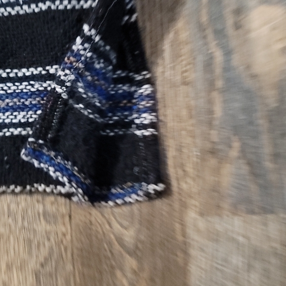 Very Gently Loved unisex size medium poncho made and bought in Mexico by Oland - Picture 12 of 12